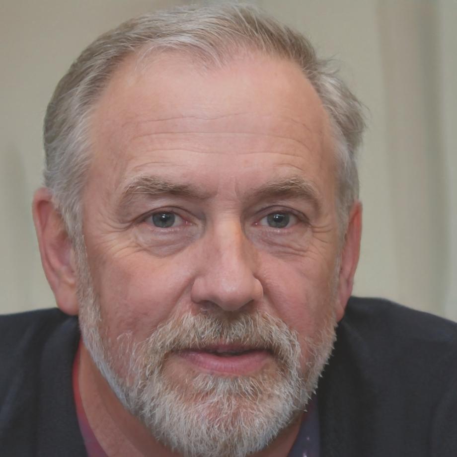 Zufriedener Geschäftsmann präsentiert erfolgreiche Kostenanalyse